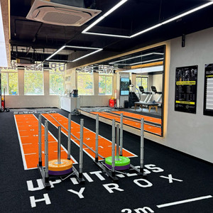 <span class=keywords><strong>Gazon</strong></span> <span class=keywords><strong>synthétique</strong></span> noir artificiel pour tapis de fitness, taille, logo et couleur personnalisables, <span class=keywords><strong>gazon</strong></span> pour traîneau lesté Hyrox, durable, antidérapant - Product Image 4