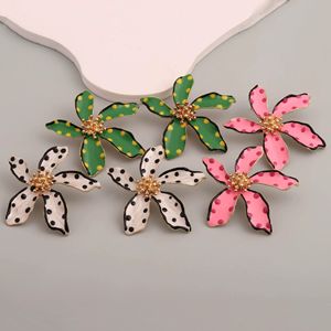 Venta caliente Maple Leaf Green Stamens Love Sun Pendientes de moda ecológicos - Product Image 5