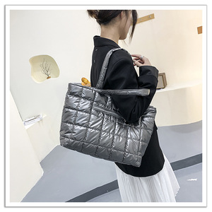 Bolso de plumón de ocio para mujer de invierno al por mayor bolso de hombro acolchado de algodón de gran capacidad bolso de mano para mujer - Product Image 5