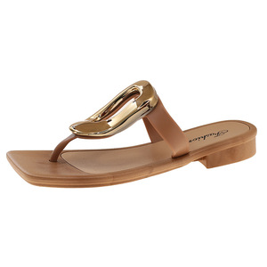 Novo Chinelo Feminino Rasteiro 2026 com Bico Quadrado, Vazado, Fivela de <span class=keywords><strong>Metal</strong></span>, Estilo Versátil e Design Exclusivo para Uso Externo no Verão - Product Image 1