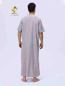 Al Haramain Qamis en coton pour homme, col rond, manches courtes, longueur au sol, couleur unie, coupe ample, robe de prière modeste, toutes saisons - Product Image 1