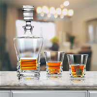 Carafe à whisky de luxe personnalisée en verre soufflé à la main et ensemble de pierres avec des verres carrés classiques gravés dans un coffret cadeau en bois