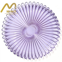 Assiettes de présentation élégantes en verre motif marguerite nordique, 13 pouces, cannelées, couleur lavande, pour la vente en gros, idéales pour les mariages, les fêtes et la location d'événements