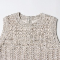 Robe de plage élégante sans manches à col rond et coupe trapèze, ajourée avec pompons, collection Printemps/Été 2026