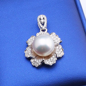 Venta al por mayor personalizado diamante cobre chapado en oro collar de perlas naturales colgantes encantadora flor perla plata colgante encantos para mujeres - Product Image 4