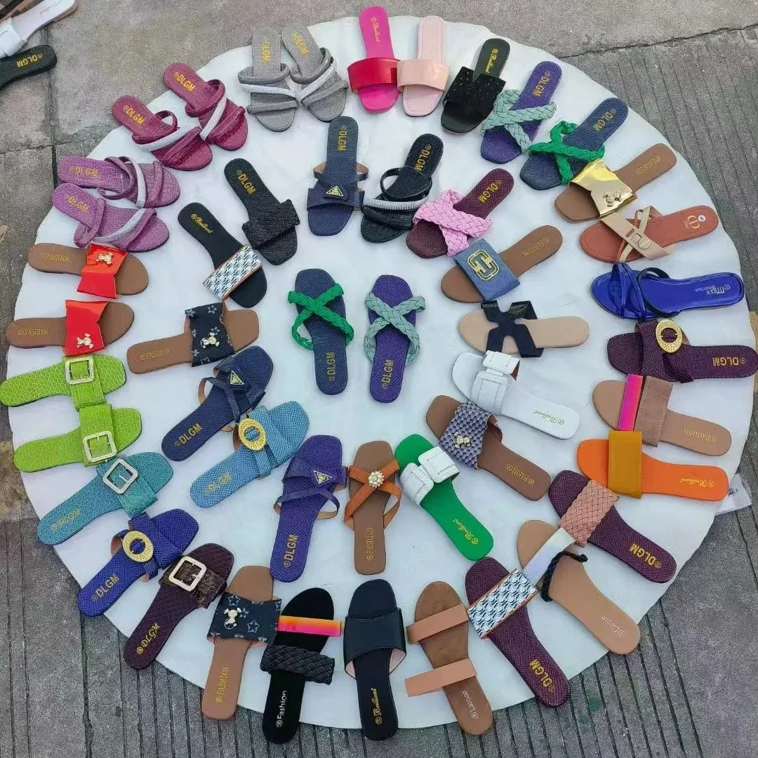 1,15 dólar modelo tamaño 36-42 África mercados venta al por mayor mujeres al aire libre casa zapatillas planas con patrones