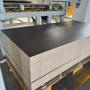 Papan partikel <span class=keywords><strong>Mfc</strong></span> <span class=keywords><strong>Mdf</strong></span> <span class=keywords><strong>Material</strong></span> Tiongkok 4x8 18mm 16mm 12mm panel kayu papan partikel melamin merah dilaminasi - Product Image 4