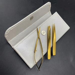 Pince à épiler cosmétique pour sourcils en acier inoxydable durable avec revêtement plasma doré, ensemble de pinces à épiler et ciseaux pour sourcils avec étui en cuir, LOGO personnalisé - Product Image 1