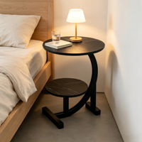 Table d'appoint en pierre frittée à double niveau en forme de C avec cadre en métal noir, table de chevet pour salon, chambre et hôtel