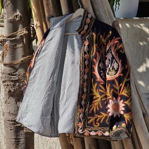 Manteau pull-over matelassé en velours floral brodé à la main pour femme, col mandarin, manches longues, noir et coloré, collection automne-hiver - Product Image 4
