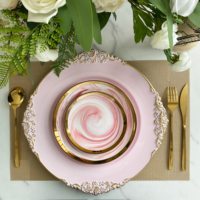Assiettes de présentation rondes modernes en plastique rose pour décoration de mariage, motif floral, dorées, 13 pouces, 350g, pigmentées, vente en gros, pas cher