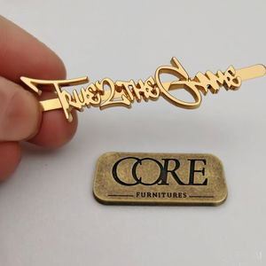 Personalizado 3D placa grabada zapatos bolsa diseño etiquetas letras <span class=keywords><strong>Metal</strong></span> nombre etiquetas bolso <span class=keywords><strong>Metal</strong></span> etiqueta marca <span class=keywords><strong>Metal</strong></span> Logo para bolsos monederos - Product Image 1