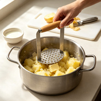 Keukenhulp voor aardappelpuree, pompoen- en bananenpuree, aardappelstamper van roestvrij staal met houten handvat