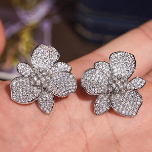 Broche de Diamantes de Platino con Forma de Flor, Joyería de Lujo para Mujer, Corte Brillante Redondo, Color D Natural, Certificado por GIA - Product Image 5