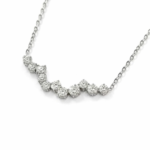 Collier pendentif souriant irrégulier et joyeux, monture en or blanc 18 carats massif avec un total de 11 pierres rondes d'un point au total - Product Image 1