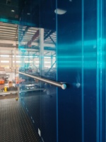 Cabine d'ascenseur de fret en acier inoxydable 304, hygiénique et durable pour les environnements sensibles. Mécanisme de TRACTION assurant une roulement fluide et robuste