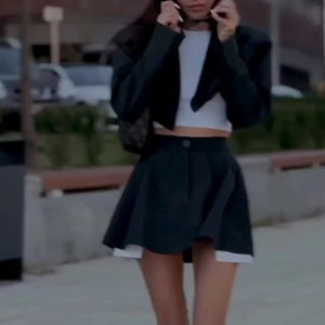 Ensemble 2 pièces décontracté pour femme : Haut court à revers et jupe plissée tendance - Product Image 2