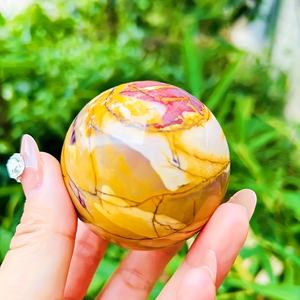 Sphère en pierre de jaune d'œuf polie style bohème en gros - Choix idéal pour la maison et les festivals - Product Image 4