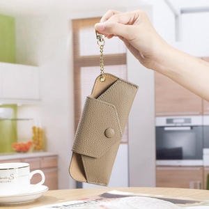 Estuche para Gafas de Sol de Cuero Genuino con Diseño Ultrafino, Correa de Cadena Portátil y Cierre de Botón a Presión - Product Image 6