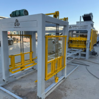Machine à blocs hydraulique QT4-15 qui fabrique 5 types de blocs, pavés et briques avec système de contrôle automatique
