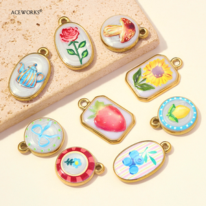 จี้ห้อยรูปผลไม้และดอกไม้เคลือบสีด้วยมือ ทำจากสแตนเลสสตีลชุบทอง 18K PVD สำหรับเด็ก ยี่ห้อ For Gentle Moments - Product Image 3