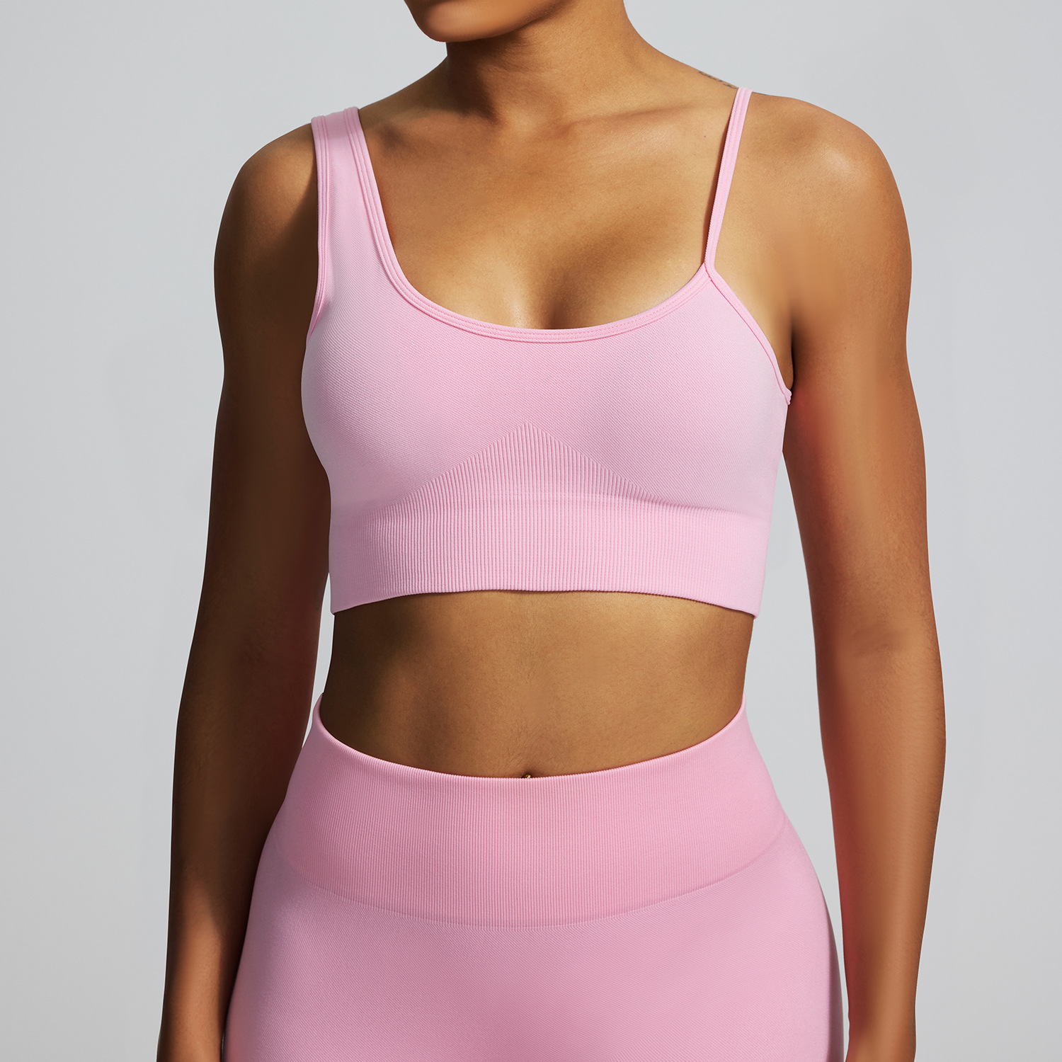 Soutien-gorge rose à épaules dénudées et short rose
