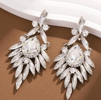 Anting-anting gantung panjang dengan desain geometri bunga kristal imitasi yang berkilauan, aksesori untuk wanita