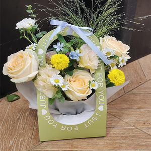 Caja de Regalo Romántica de Lujo para el Día de San Valentín, Caja de Flores Reutilizable y Reciclable con Impresión de Color Fijo y Laminado Mate - Product Image 1
