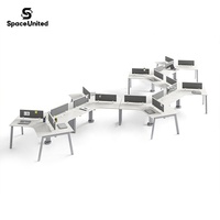 Espace de travail partagé moderne SpaceUnited avec structure en acier, bureau réglable à 120 degrés pour 3 personnes