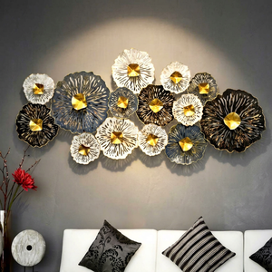 Décoration murale de luxe en métal, motif lotus superposé horizontal, gris et blanc, sculpture murale florale 3D pour salon - Product Image 1