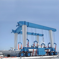 Grue marine mobile de 300 tonnes, grue portique robuste, engrenage de moteur haute efficacité, télécommande, pneus en caoutchouc, équipement de levage de bateaux