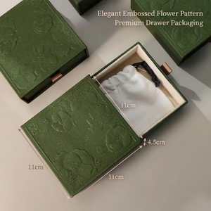 Boîte à bijoux de luxe avec logo personnalisé, fleurs en relief vertes, 11x11x4,5 cm, boîte d'emballage en carton rigide avec tiroir pour cadeaux, vente en gros - Product Image 2