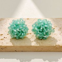 Boucles d'oreilles haut de gamme en forme de fleur comme accessoire de tenue professionnelle