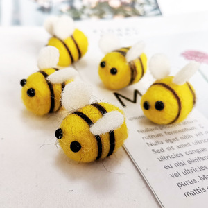 Décor de Noël jaune laine feutre abeille boule Mini mignon bourdon 30 pièces jaune laine feutre abeille pour la maison scène fêtes d'anniversaire - Product Image 2