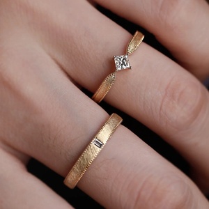 แหวนคู่รักทรงปรินเซสคัท เพชร HPHT รับรองโดย Aimgal NGTC ชุบทอง <span class=keywords><strong>18K</strong></span> ผลิตในอิตาลี ดีไซน์ขัดเงา ของขวัญสำหรับการหมั้น - Product Image 5