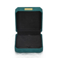 Boîte cadeau personnalisée réutilisable en carton rigide de qualité supérieure en velours suédé vert avec insert noir et logo quadricolore pour bague et collier