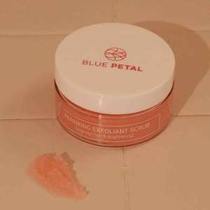 Exfoliante Corporal Reparador Bluepetal 150g con Aroma a Pomelo, Niacinamida y Sal para el Cuidado de la Piel y Eliminación de Piel Muerta - Product Image 2