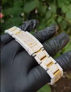 Reloj de Metal Pulido para Hombre con Detalle de Esfera Inspirado en Diamantes con Brillo Sutil de Moissanita, Ventana de Cristal Grande y Movimiento de Cuarzo - Product Image 4