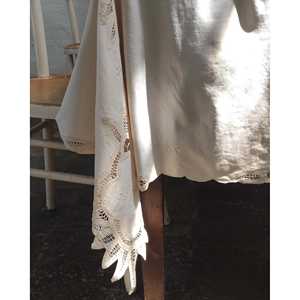 Mantel de Lino con Encaje Renacentista, 12 Servilletas Antiarrugas para Bodas, Banquetes, Salas de Estar y Comedores, Muestra Gratis para Hoteles - Product Image 1