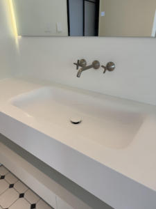 Fregadero de baño de piedra artificial integrado de diseño moderno y <span class=keywords><strong>encimera</strong></span> de <span class=keywords><strong>lavabo</strong></span> con escurridor pulido - Product Image 3