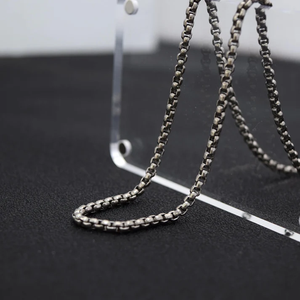 Collana in Titanio Puro con Catena a Maglia Quadrata per Uomo e Donna, Gioiello Ipoallergenico e Leggero, Produzione OEM Personalizzata, Vendita all'Ingrosso - Product Image 2