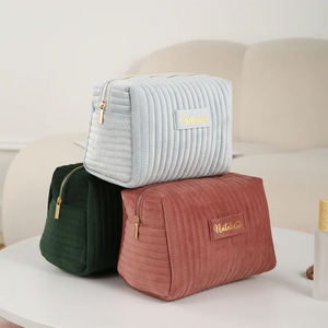 กระเป๋าเครื่องสำอางกำมะหยี่สุดหรู กระเป๋าเดินทางแบบซักได้ ของขวัญแต่งงานพร้อมโลโก้สั่งทำพิเศษ ลดราคาพิเศษ - Product Image 3