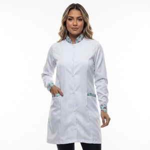 Camice da Laboratorio Moderno da <span class=keywords><strong>Donna</strong></span> con Colletto alla Coreana e Bordo Stampato a Contrasto - Elegante Uniforme Medica per Operatori Sanitari - Product Image 1