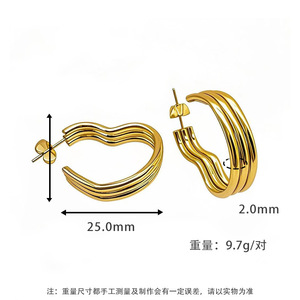 Pendientes de Aro con Forma de Corazón Acanalado |   Acero Inoxidable Chapado en Oro PVD de 18K |   Aros en capas impermeables, hipoalergénicos y duraderos para mujer - Product Image 5