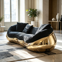 Canapé multi-places en fibre de verre doré martelé, revêtement en velours noir, silhouette incurvée pour un intérieur de salon moderne et luxueux