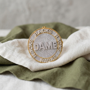 Pendentif de luxe style hip-hop pour événements festifs, en argent 925, serti de moissanite, personnalisé, en forme de médaille ronde, avec texte DAME Racks - Product Image 4
