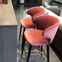 Tabouret de bar nordique 004 avec dossier en velours, chaises de comptoir hautes, repose-pieds en laiton doré, luxe ergonomique pour café, hôtel, bar