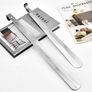 Cuillère à chaussures large à long manche en métal de qualité supérieure en acier inoxydable aide à la chaussure corne de chaussure avec logo personnalisé - Product Image 5