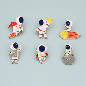 Pins y insignias de esmalte metálico personalizados, ecológicos, plateados, diseños duraderos, logotipo personalizado, producción de alto volumen, venta al por mayor - Product Image 4