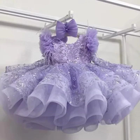Robe tutu rose corail pour bébé avec bordure en plumes, corsage à paillettes scintillantes, jupe à volants, nœud assorti inclus, idéale pour les anniversaires